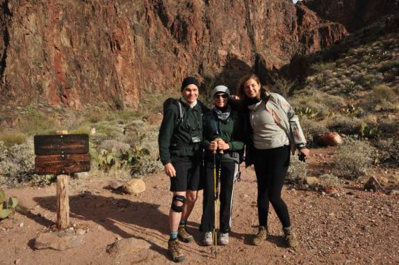 Despedida de amigos na trilha ao longo do Bright Angel Canyon, um dos 'afluentes' do Grand Canyon, no Arizona, nos Estados Unidos